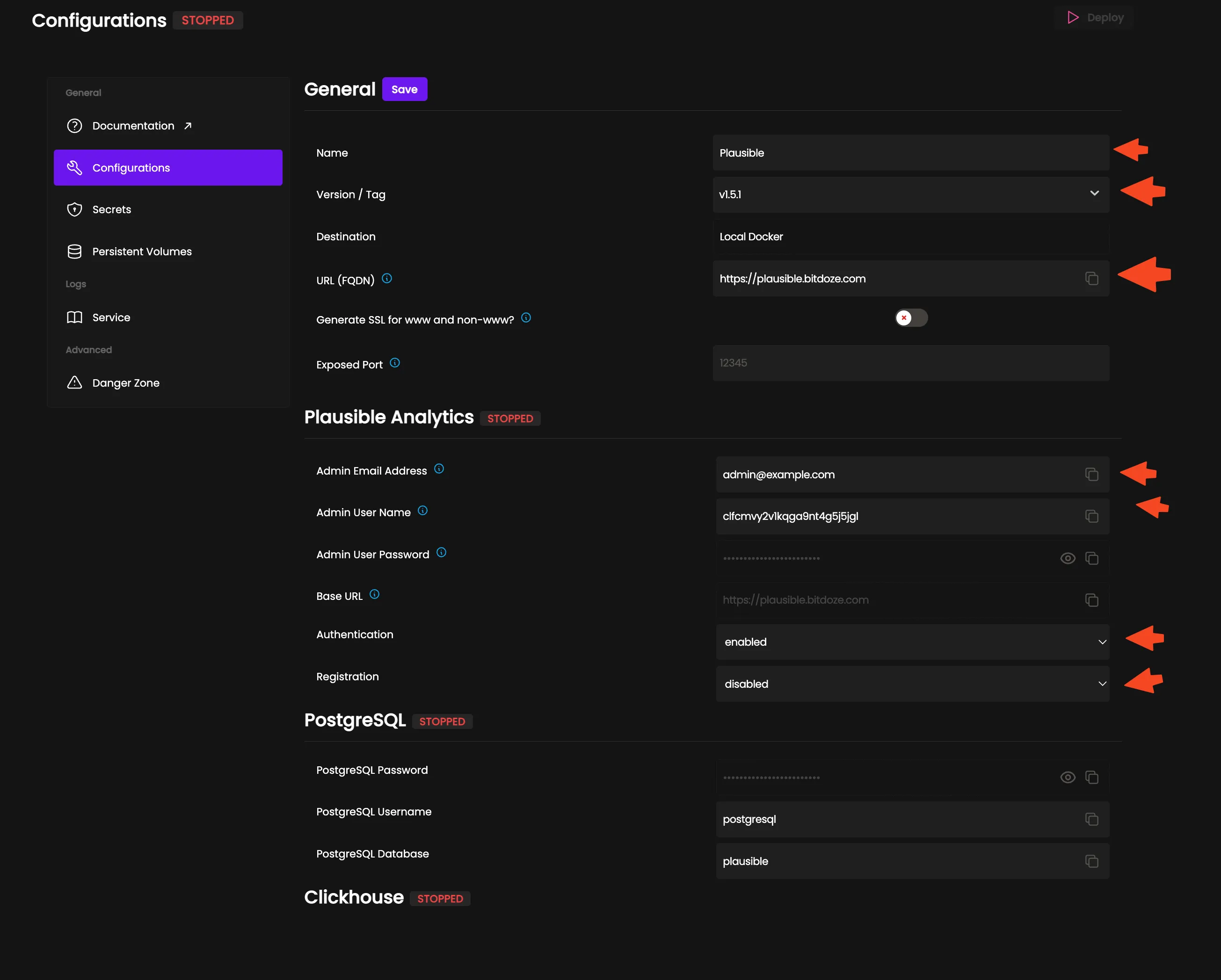 Configuración del servicio Plausible en Coolify con dominio y versión